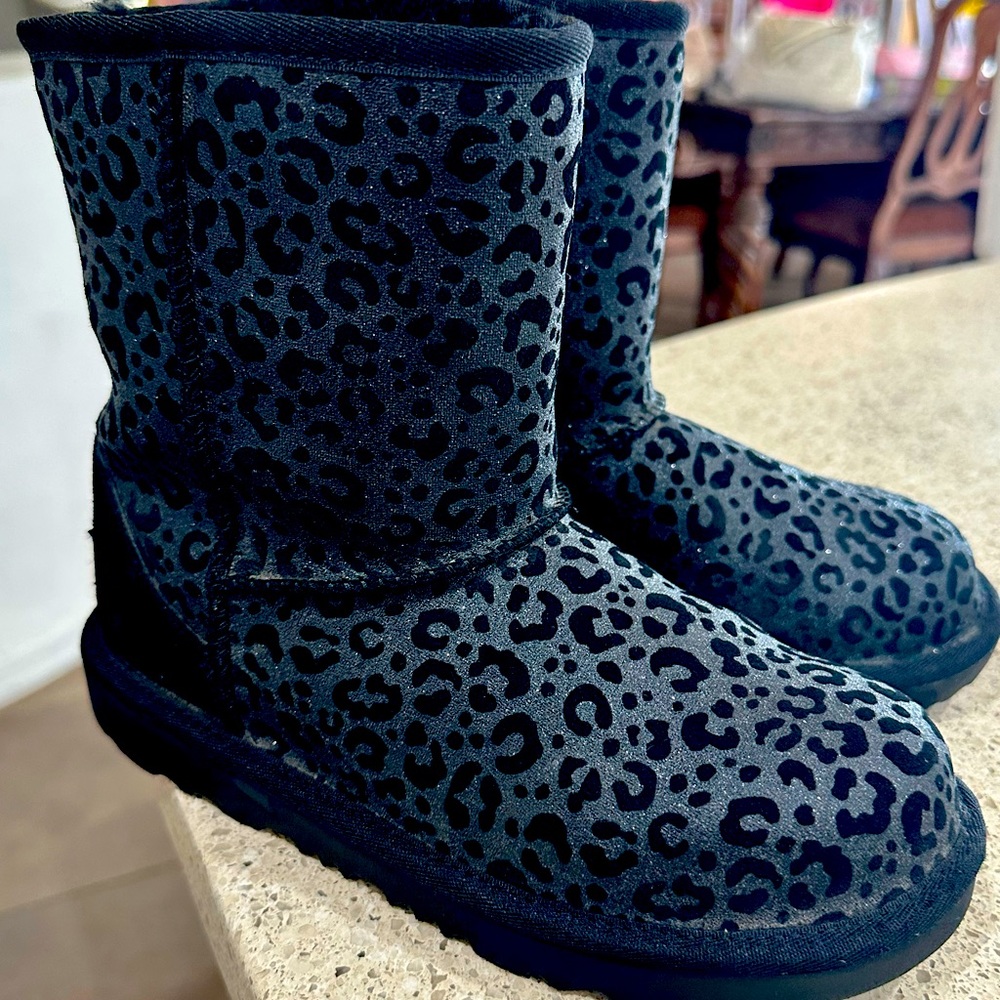 Ugg big kid size 4